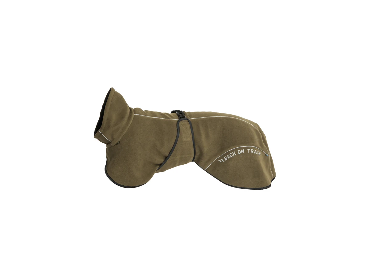 Back on Track Bay Fleece Coat Low Set Tail i olivgrönt